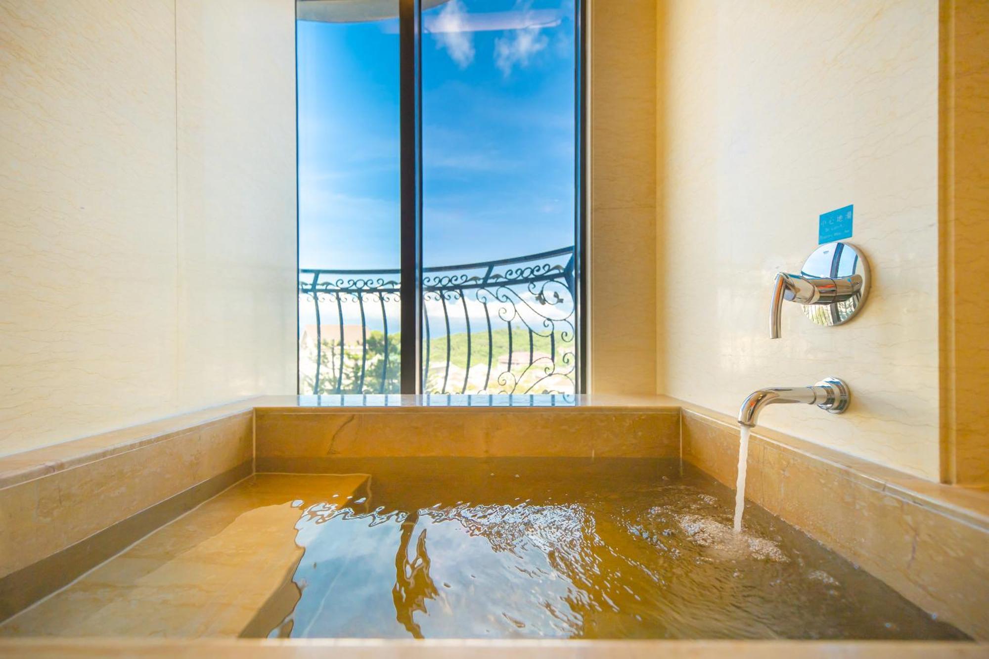 E-Da Royal Hotel Dashu Eksteriør bilde A modern Japanese bathtub