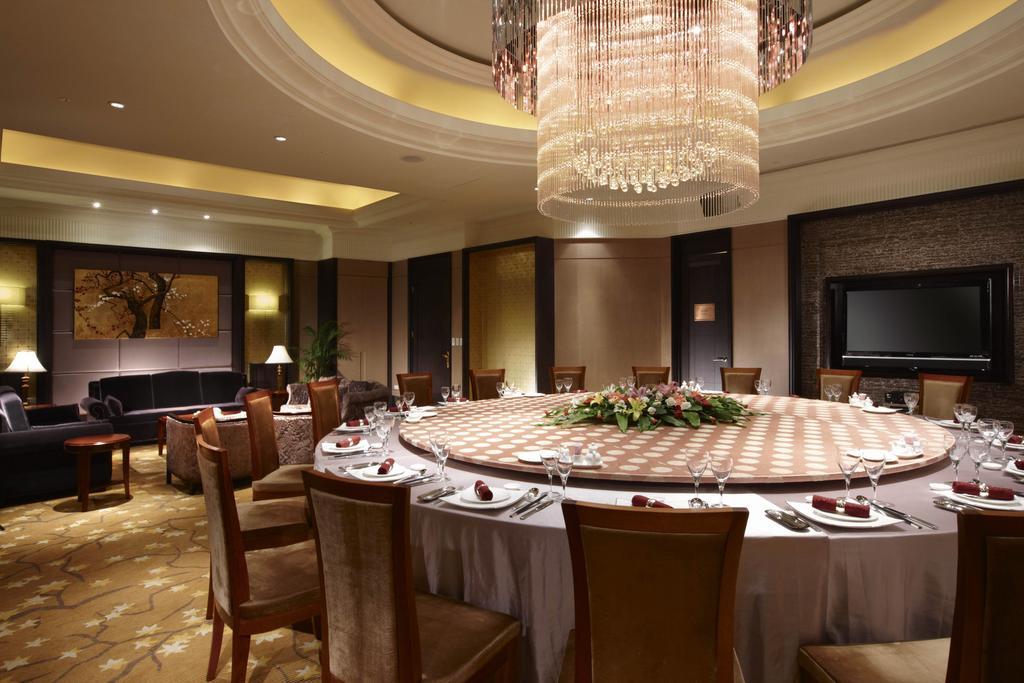 E-Da Royal Hotel Dashu Eksteriør bilde A private dining room at the Mandarin Oriental, Hong Kong