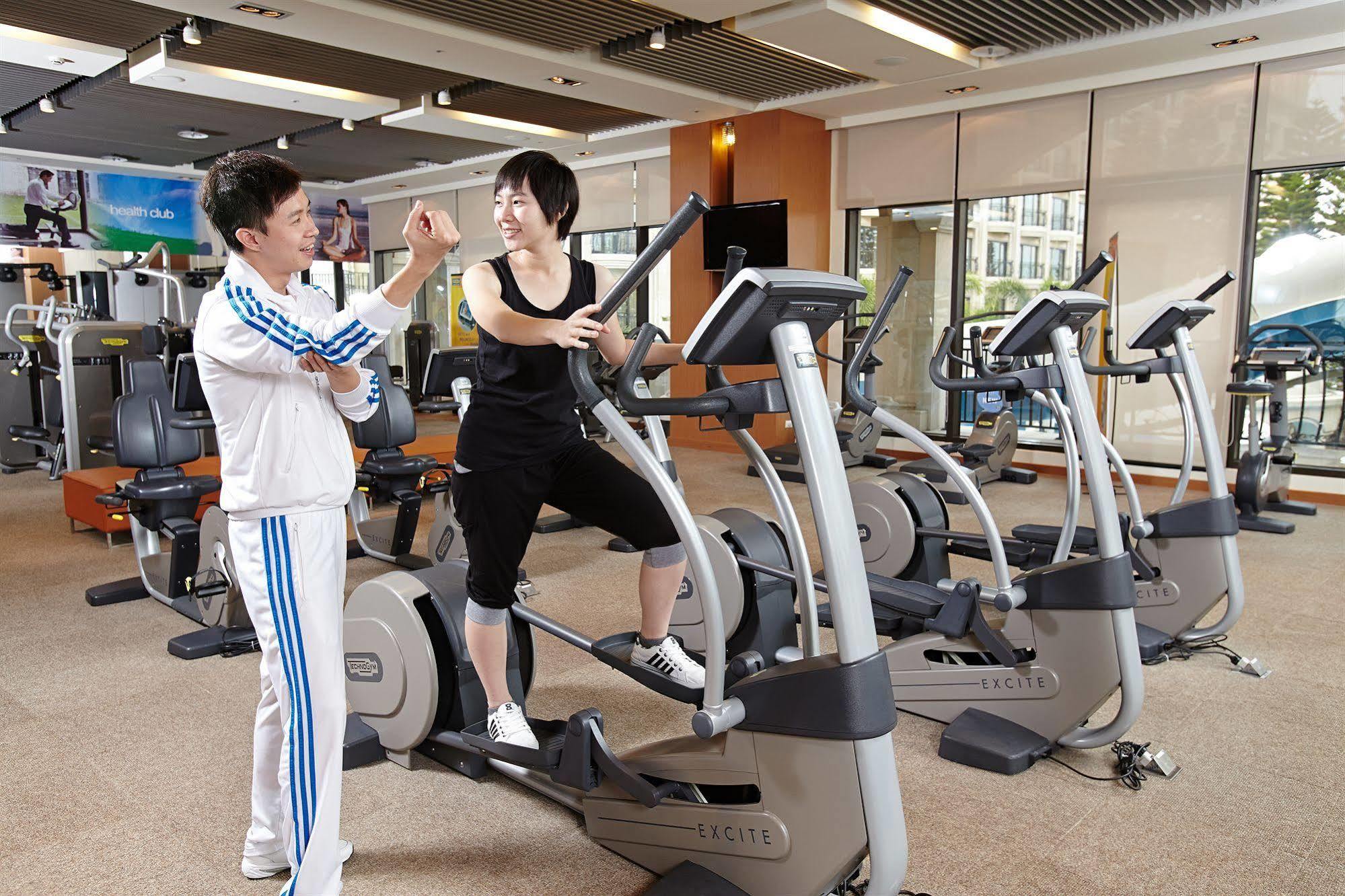 E-Da Royal Hotel Dashu Eksteriør bilde A personal trainer with a client